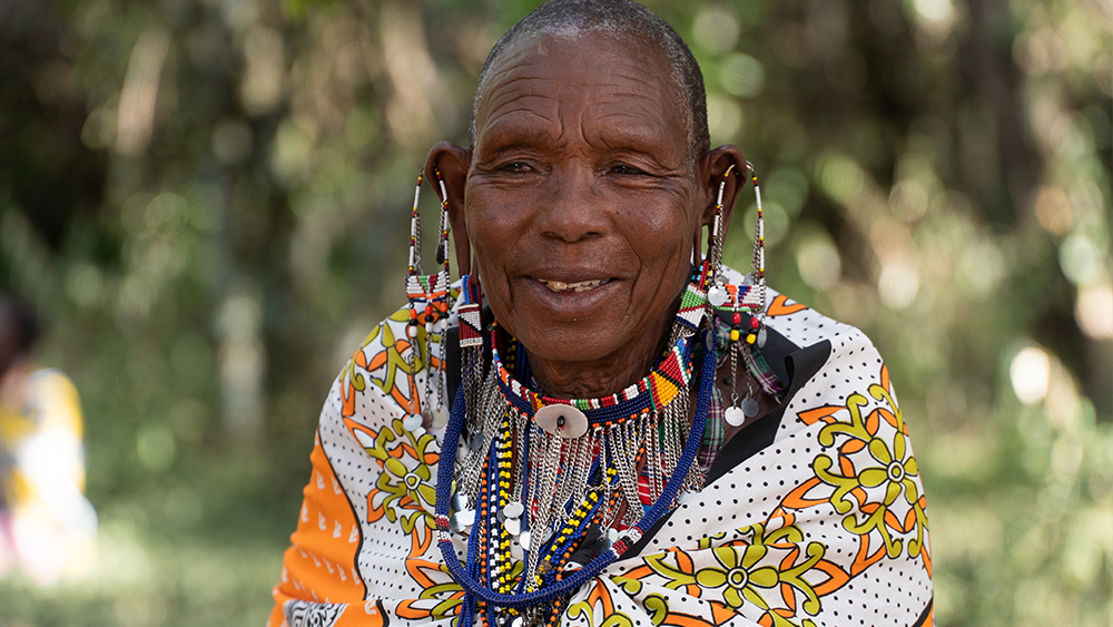 Basecamp Explorer Ladies Maasai Beadwork Intro Africa